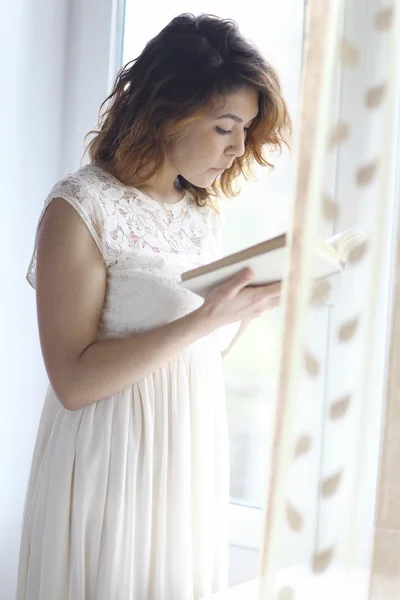 Chica leyendo libro — Foto de Stock