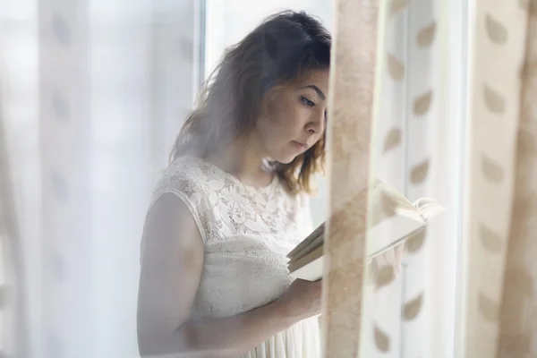 Menina leitura livro — Fotografia de Stock