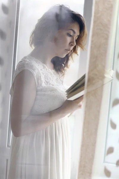 Girl reading book — Stock Photo, Image