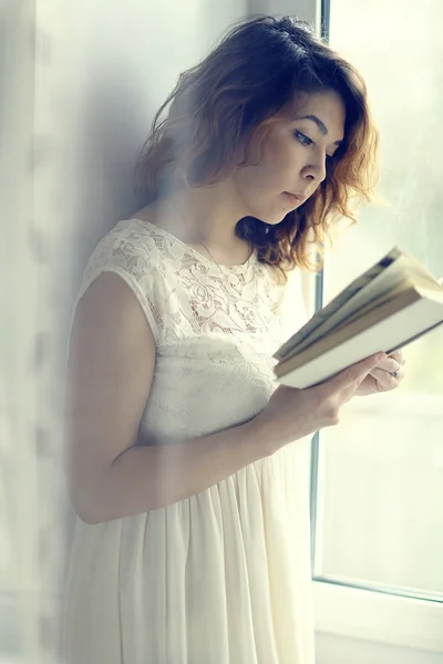 Ragazza lettura libro — Foto Stock