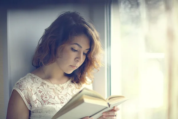 Menina leitura livro — Fotografia de Stock