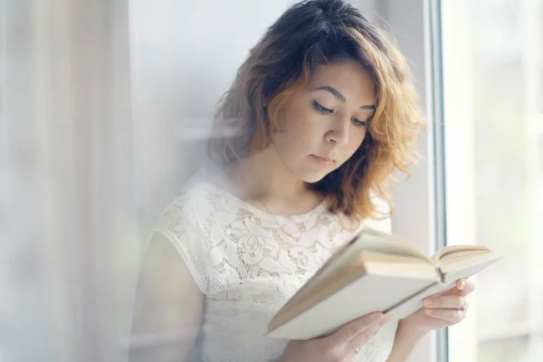 Mädchen lesen Buch — Stockfoto