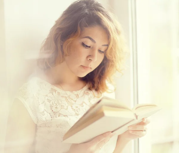 Flicka läsa bok — Stockfoto