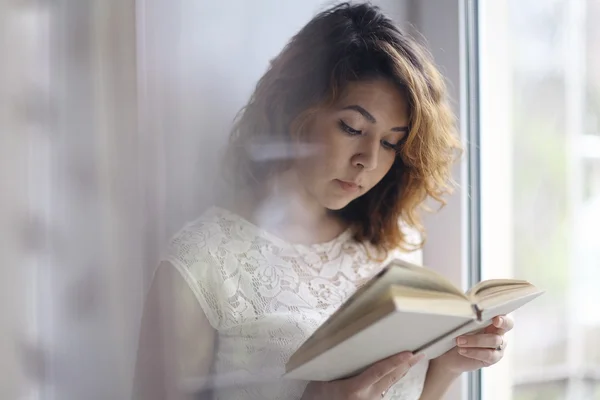 Mädchen lesen Buch — Stockfoto