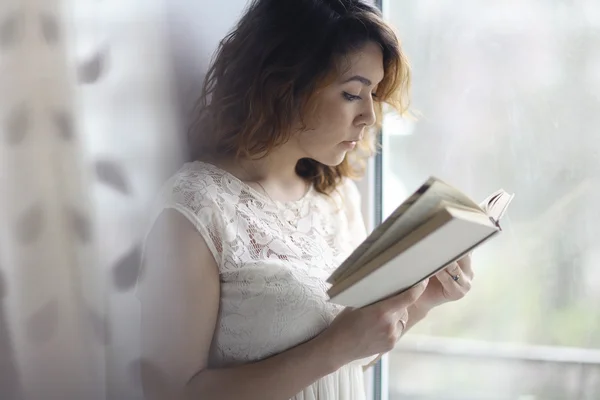 Chica leyendo libro — Foto de Stock