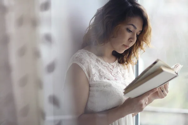 Girl reading book — Stock Photo, Image