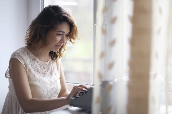 Menina digitando na máquina de digitação — Fotografia de Stock