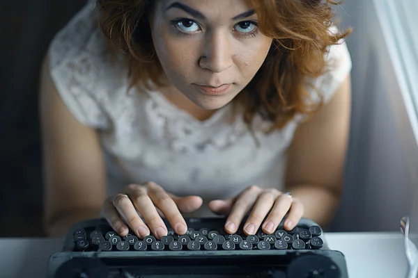 Chica escribiendo en la máquina de escribir — Foto de Stock