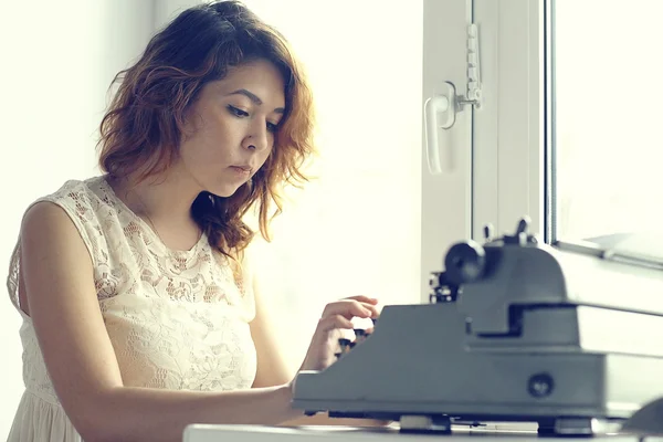 Girl typing on typing machine — Stock Photo, Image