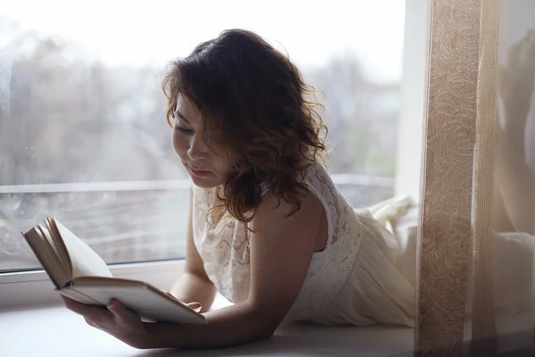 Chica mintiendo y leyendo — Foto de Stock