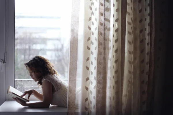 Girl lying and reading — Stock Photo, Image