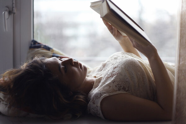 Девушка лжет и читает
