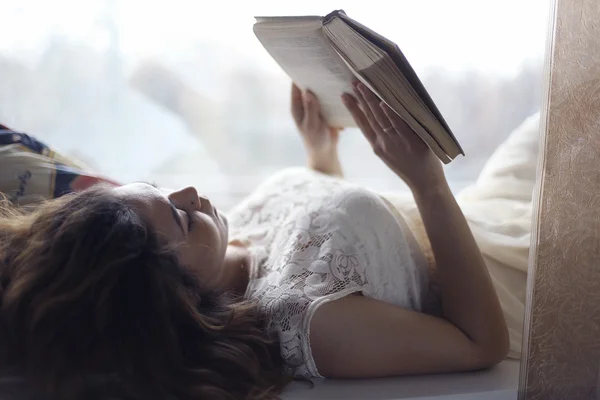 Girl lying and reading — Stock Photo, Image