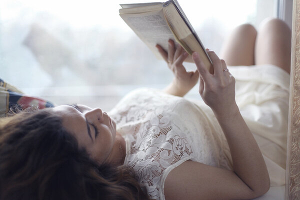 Девушка лжет и читает
