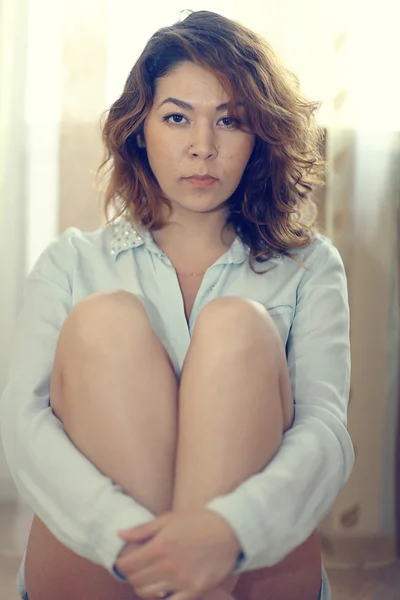 Girl sitting on the floor — Stock Photo, Image