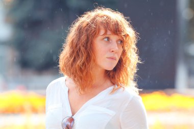 kızıl saçlı kız