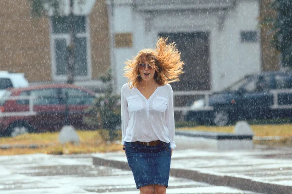 Frau im Regen — Stockfoto