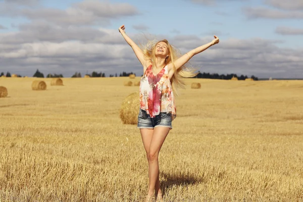 Mujer en el campo de otoño — Foto de Stock