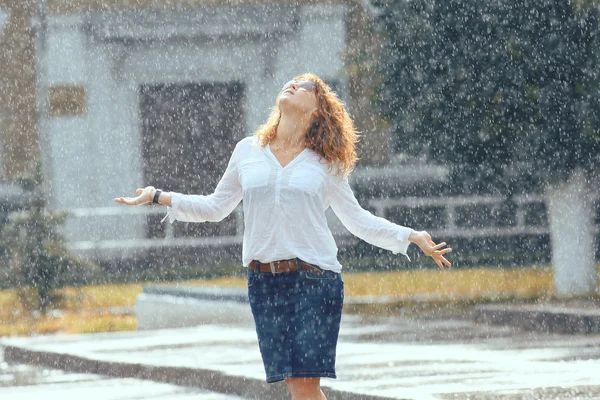 Frau im Regen — Stockfoto