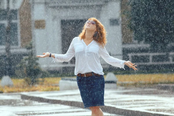 Γυναίκα στη βροχή — Φωτογραφία Αρχείου