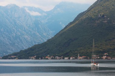 Budva Adriyatik Denizi kıyısında