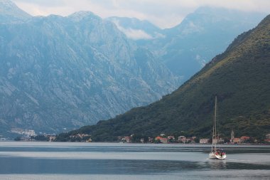 Budva Adriyatik Denizi kıyısında