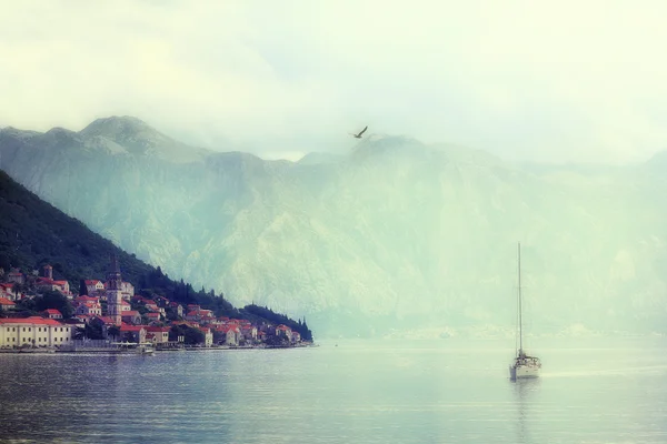 Sailing yacht in the Kotor bay — Stock Photo, Image