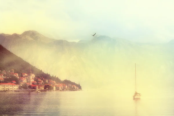 Iate à vela na baía de Kotor — Fotografia de Stock