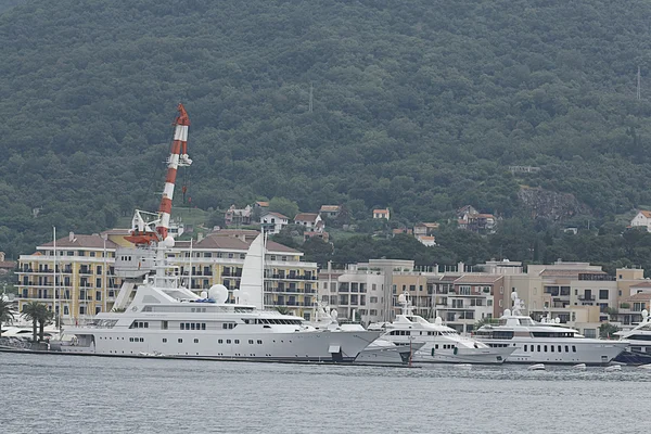 Yacht Golden Odyssey nel porto di Tivat — Foto Stock