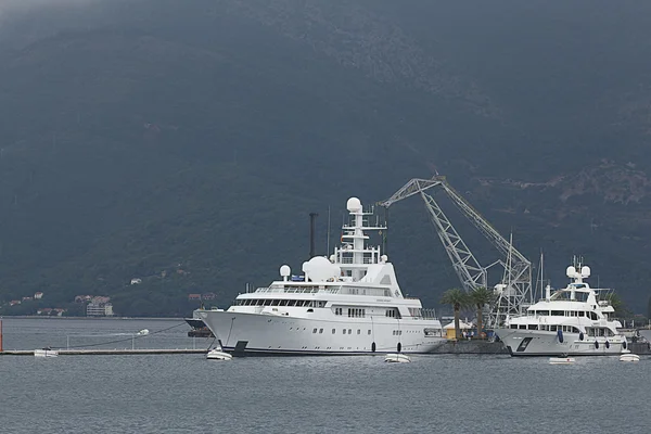 Yacht Golden Odyssey nel porto di Tivat — Foto Stock