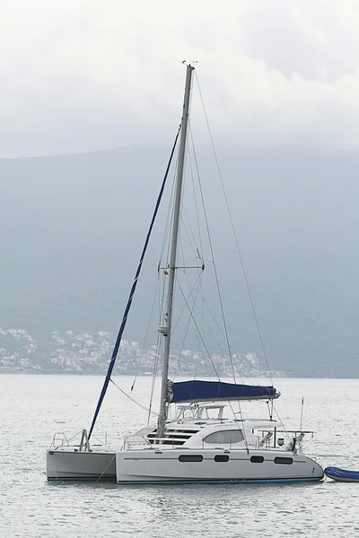 Yate en el puerto de Tivat — Foto de Stock