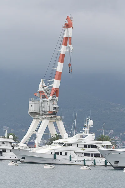 Gouden Odyssey jacht in de haven van Tivat — Stockfoto