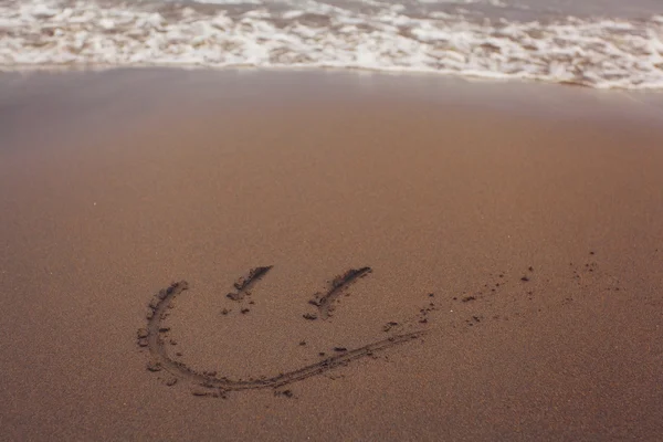 Uśmiech na plaży piasek — Zdjęcie stockowe