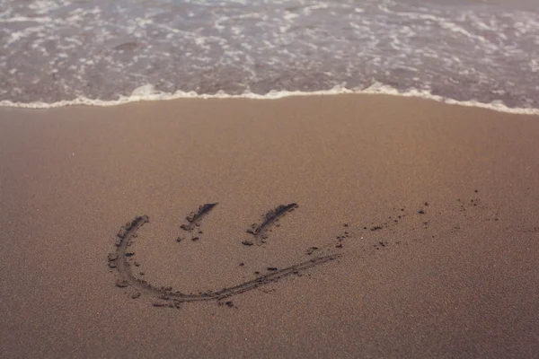 Sonrisa en arena de playa —  Fotos de Stock