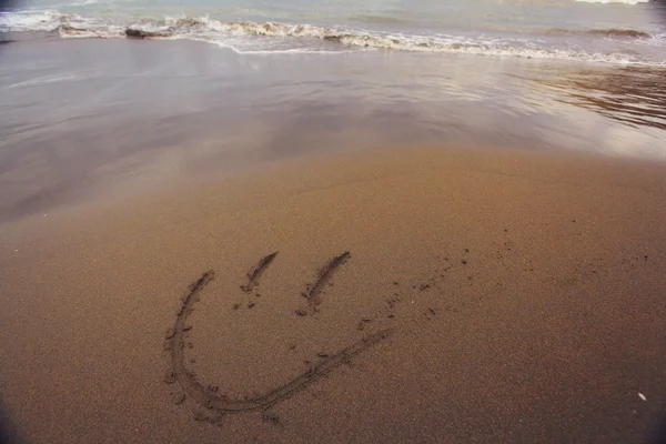 Uśmiech na plaży piasek — Zdjęcie stockowe