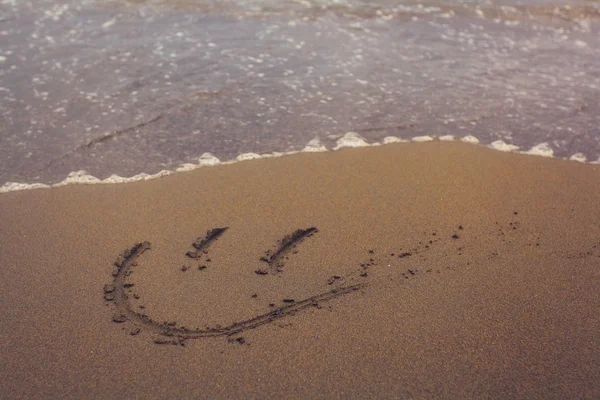 Sorria na areia da praia — Fotografia de Stock