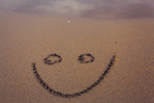 Sorria na areia da praia — Fotografia de Stock