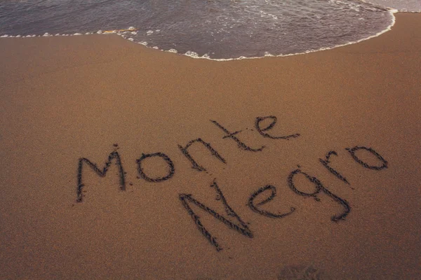 Monte Negro napis na piasku — Zdjęcie stockowe
