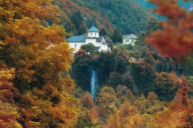 Sonbahar dağlarda Manastırı