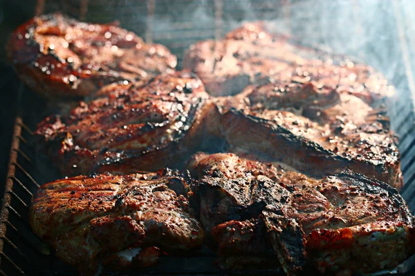 Pinchos de carne a la parrilla —  Fotos de Stock