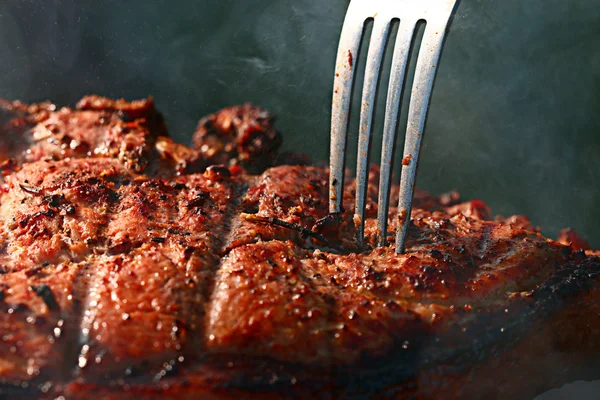 フォークで焼き肉串 — ストック写真