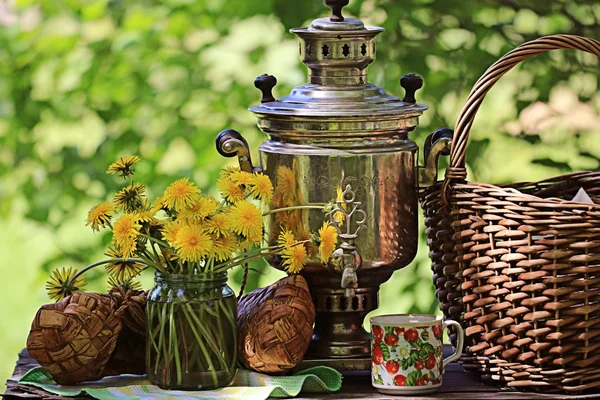 Samovar and dandelion flowers — Stock Photo, Image