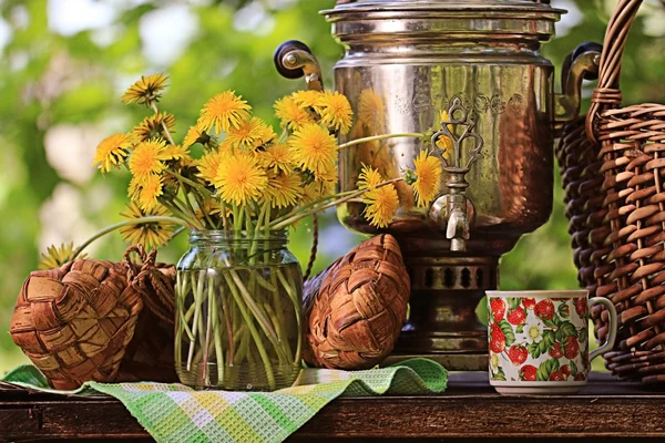 Samovar and dandelion flowers — Stock Photo, Image
