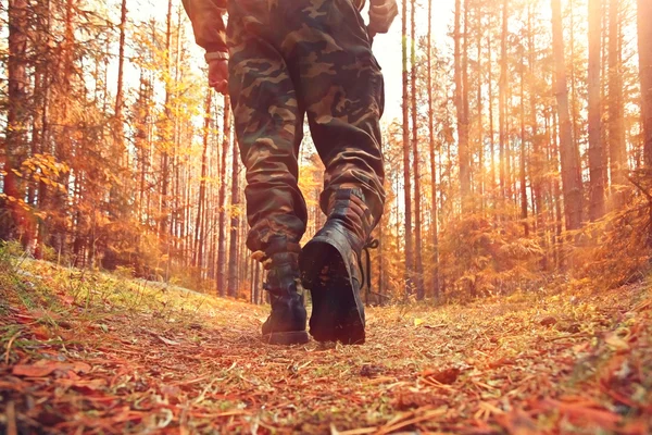 Pieds dans les chaussures marchant dans la forêt d'automne — Photo