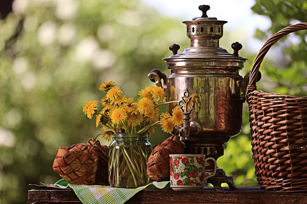 Samovar and dandelion flowers — Stock Photo, Image