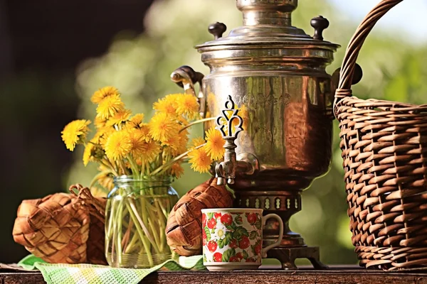 Semaver ve karahindiba çiçekler