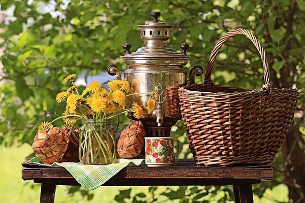 Samovar and dandelion flowers — Stock Photo, Image