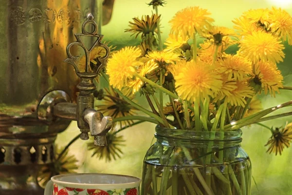 Samovar and dandelion flowers — Stock Photo, Image