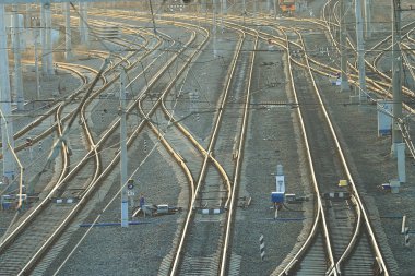 Tren ile demiryolu raylar