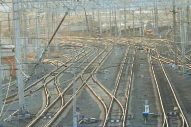 Tren ile demiryolu raylar